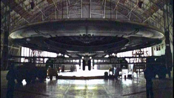 البنتاغون يخفي صحنا طائرا عملاقا بسرية تامة في قاعدة جوية.. فيديو صورة رقم 1