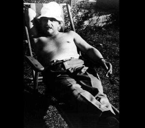 137 عاما على ولادة ابو النسبية.. شاهد بالصور ابرز محطات اينشتاين صورة رقم 11