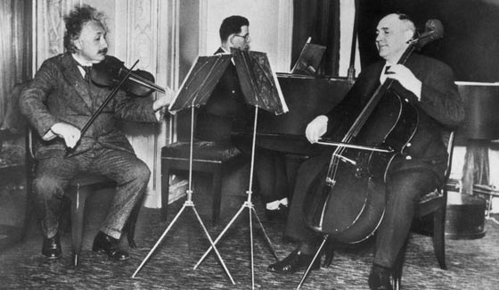 137 عاما على ولادة ابو النسبية.. شاهد بالصور ابرز محطات اينشتاين صورة رقم 12