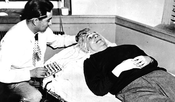 137 عاما على ولادة ابو النسبية.. شاهد بالصور ابرز محطات اينشتاين صورة رقم 14