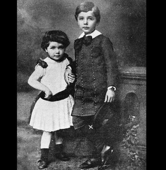 137 عاما على ولادة ابو النسبية.. شاهد بالصور ابرز محطات اينشتاين صورة رقم 2