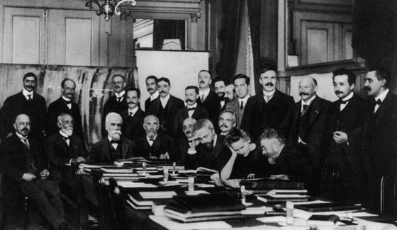 137 عاما على ولادة ابو النسبية.. شاهد بالصور ابرز محطات اينشتاين صورة رقم 4