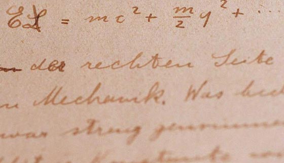 137 عاما على ولادة ابو النسبية.. شاهد بالصور ابرز محطات اينشتاين صورة رقم 5