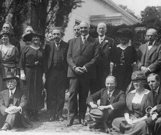 137 عاما على ولادة ابو النسبية.. شاهد بالصور ابرز محطات اينشتاين صورة رقم 7