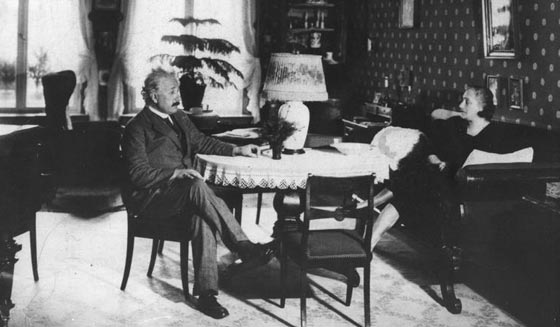 137 عاما على ولادة ابو النسبية.. شاهد بالصور ابرز محطات اينشتاين صورة رقم 9