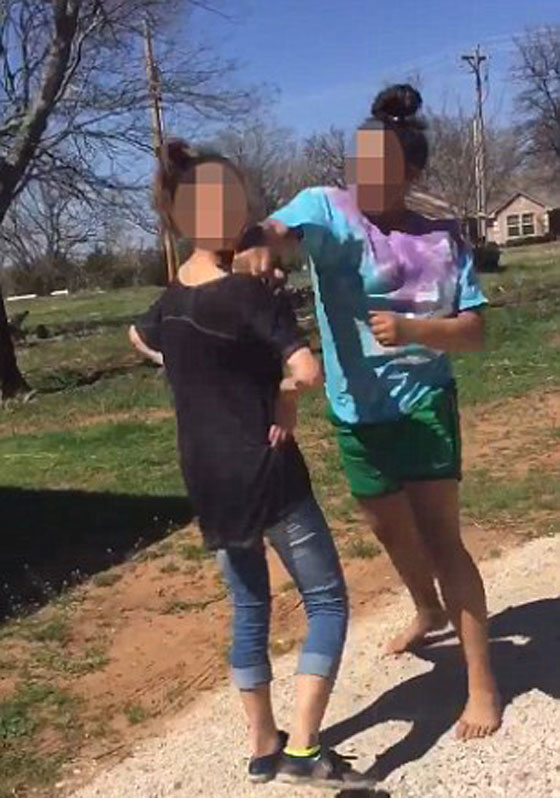 فيديو مؤلم.. معركة شرسة بين فتاتين بطلتها السمراء في اوكلاهوما صورة رقم 1