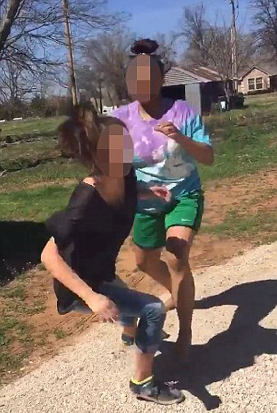 فيديو مؤلم.. معركة شرسة بين فتاتين بطلتها السمراء في اوكلاهوما صورة رقم 2