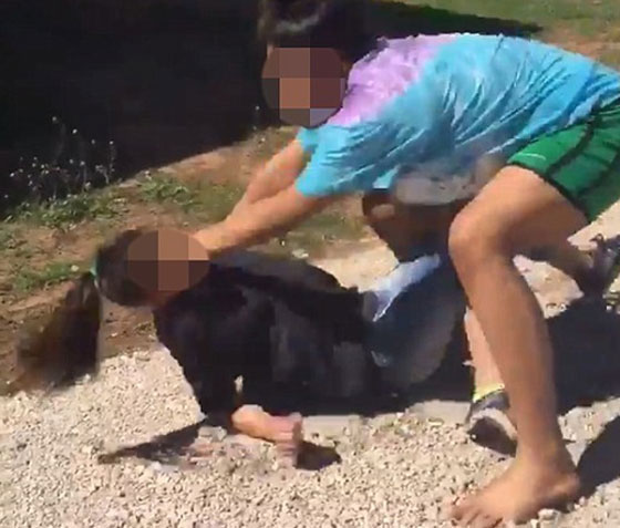 فيديو مؤلم.. معركة شرسة بين فتاتين بطلتها السمراء في اوكلاهوما صورة رقم 3