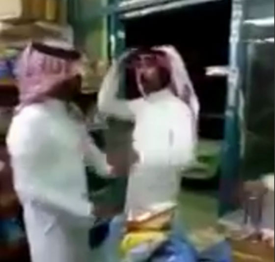 شجار عنيف بين صديقين سعوديين.. كلاهما يريد ان يدفع الحساب! صورة رقم 1 شجار عنيف بين صديقين سعوديين.. كلاهما يريد ان يدفع الحساب! صورة رقم 1