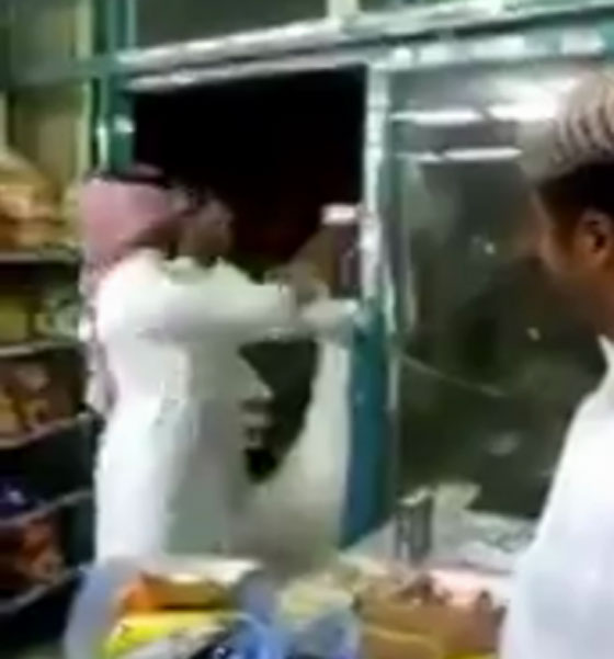 شجار عنيف بين صديقين سعوديين.. كلاهما يريد ان يدفع الحساب! صورة رقم 2 شجار عنيف بين صديقين سعوديين.. كلاهما يريد ان يدفع الحساب! صورة رقم 2