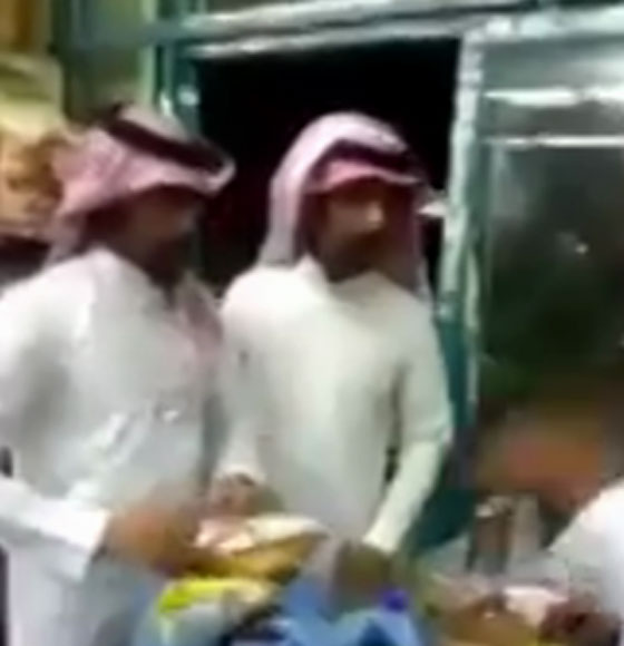 شجار عنيف بين صديقين سعوديين.. كلاهما يريد ان يدفع الحساب! صورة رقم 3 شجار عنيف بين صديقين سعوديين.. كلاهما يريد ان يدفع الحساب! صورة رقم 3