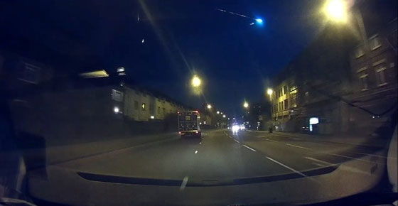 فيديو مثير.. نيزك مشتعل يضي سماء بريطانيا باللون الاخضر صورة رقم 1