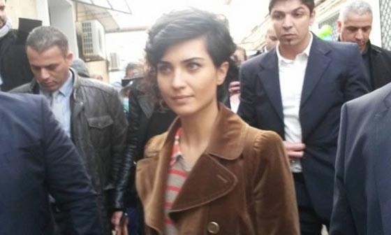 صور النجمة التركية توبا (لميس) في الجزائر تزور اطفال المصابين بمرض السرطان صورة رقم 8