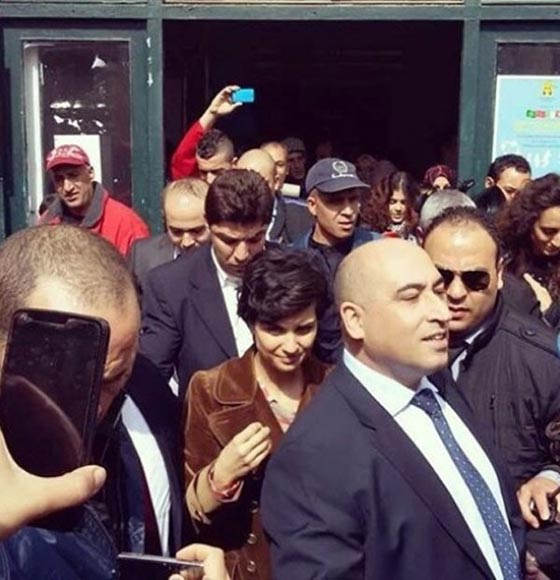 صور النجمة التركية توبا (لميس) في الجزائر تزور اطفال المصابين بمرض السرطان صورة رقم 10