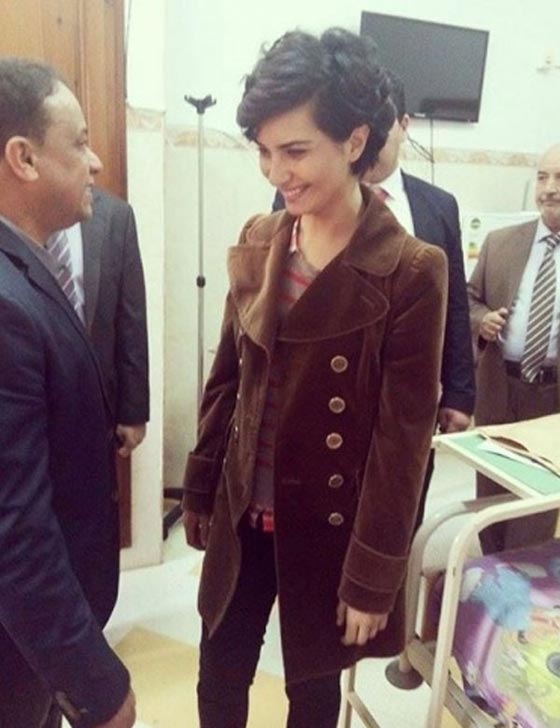 صور النجمة التركية توبا (لميس) في الجزائر تزور اطفال المصابين بمرض السرطان صورة رقم 7