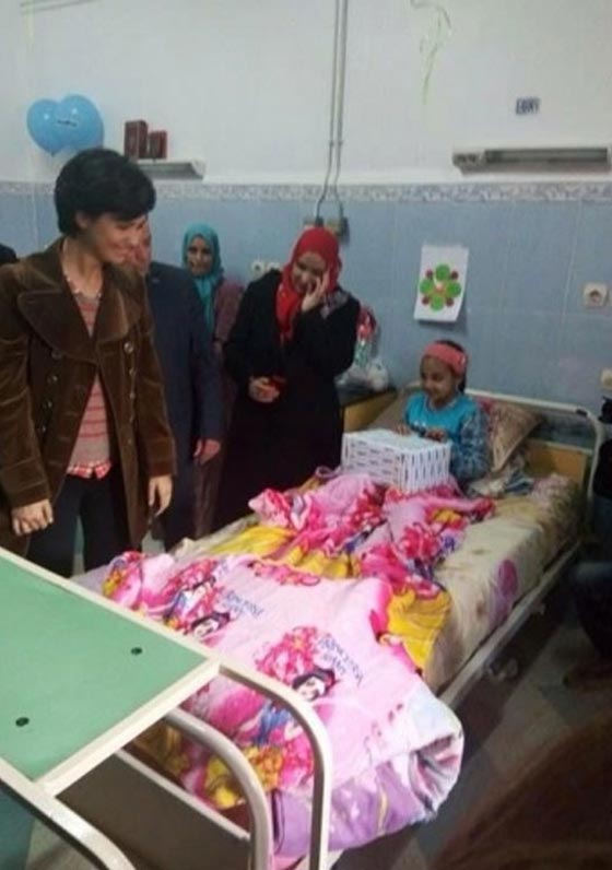 صور النجمة التركية توبا (لميس) في الجزائر تزور اطفال المصابين بمرض السرطان صورة رقم 3