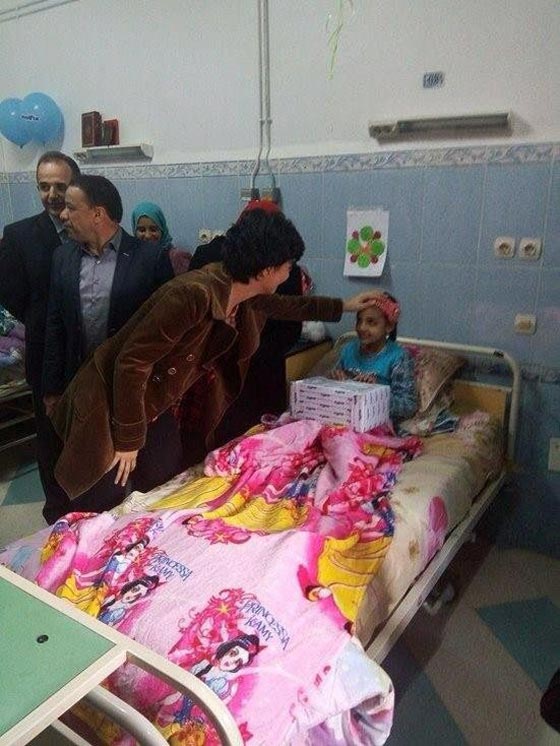 صور النجمة التركية توبا (لميس) في الجزائر تزور اطفال المصابين بمرض السرطان صورة رقم 2