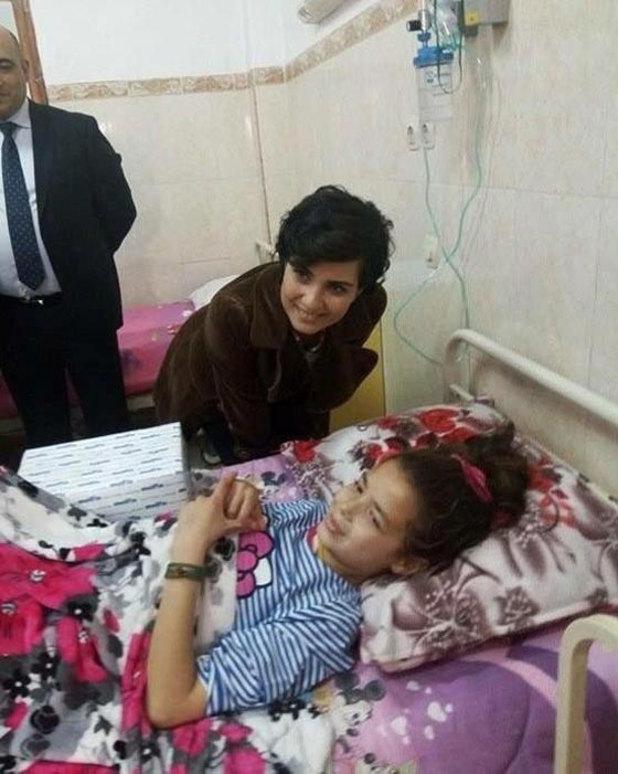 صور النجمة التركية توبا (لميس) في الجزائر تزور اطفال المصابين بمرض السرطان صورة رقم 6
