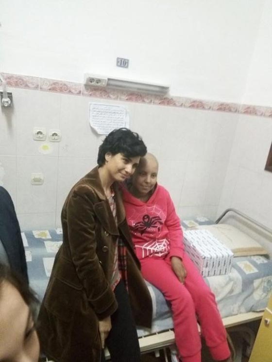 صور النجمة التركية توبا (لميس) في الجزائر تزور اطفال المصابين بمرض السرطان صورة رقم 5