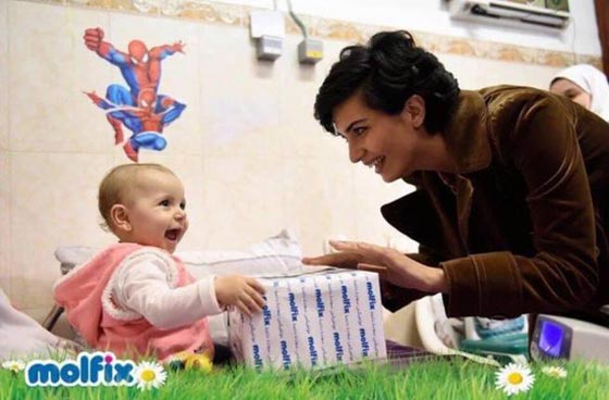 صور النجمة التركية توبا (لميس) في الجزائر تزور اطفال المصابين بمرض السرطان صورة رقم 4