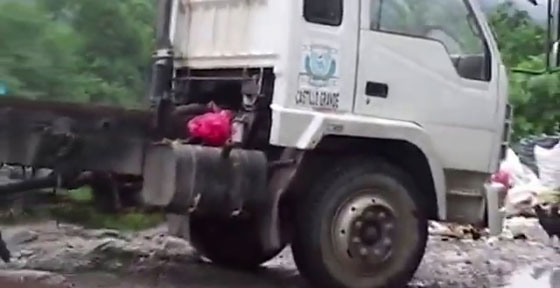 فيديو قذر.. سائق شاحنة يفرغ جبل من القمامة في مياه النهر صورة رقم 2