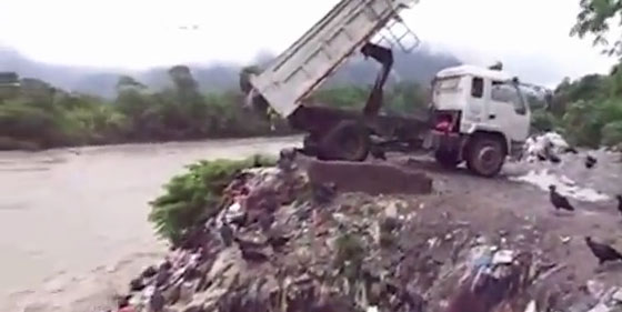 فيديو قذر.. سائق شاحنة يفرغ جبل من القمامة في مياه النهر صورة رقم 3