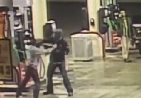 فيديو مثير.. امريكي موالي لترامب يعتدي على مسلم ويسيء لرجل اسود صورة رقم 2