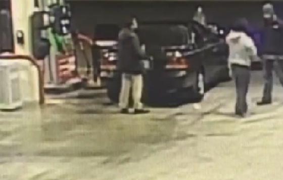 فيديو مثير.. امريكي موالي لترامب يعتدي على مسلم ويسيء لرجل اسود صورة رقم 1