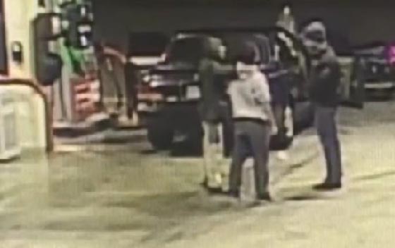 فيديو مثير.. امريكي موالي لترامب يعتدي على مسلم ويسيء لرجل اسود صورة رقم 3