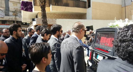راغب علامة يبكي اثناء تشييع جثمان والده والنجوم يعزّونه صورة رقم 4