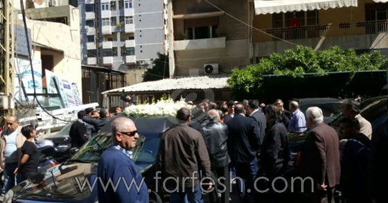 راغب علامة يبكي اثناء تشييع جثمان والده والنجوم يعزّونه صورة رقم 2