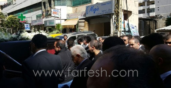 راغب علامة يبكي اثناء تشييع جثمان والده والنجوم يعزّونه صورة رقم 14