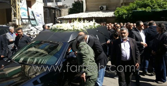 راغب علامة يبكي اثناء تشييع جثمان والده والنجوم يعزّونه صورة رقم 11