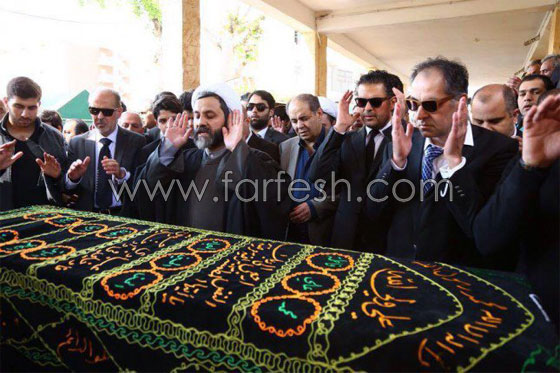 راغب علامة يبكي اثناء تشييع جثمان والده والنجوم يعزّونه صورة رقم 8