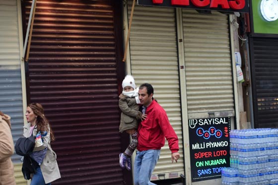 انتحاري يفجر نفسه وسط اسطنبول ويوقع قتلى وجرحى.. فيديو صورة رقم 6