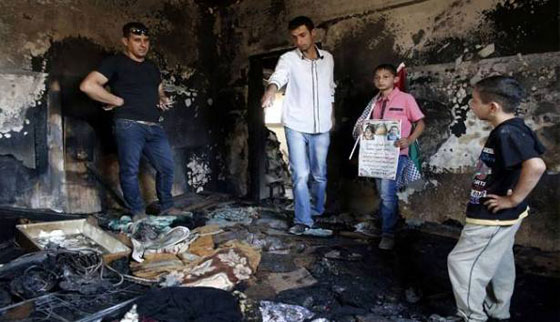 السنة النار تلتهم بيت الشاهد الاول في احراق بيت الدوابشة صورة رقم 2