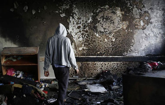 السنة النار تلتهم بيت الشاهد الاول في احراق بيت الدوابشة صورة رقم 3