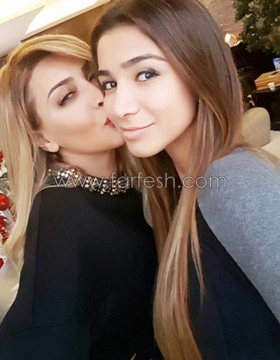 بمناسبة عيد الام: اجمل صور الفنانات العربيات مع أبنائهن وبناتهن صورة رقم 3