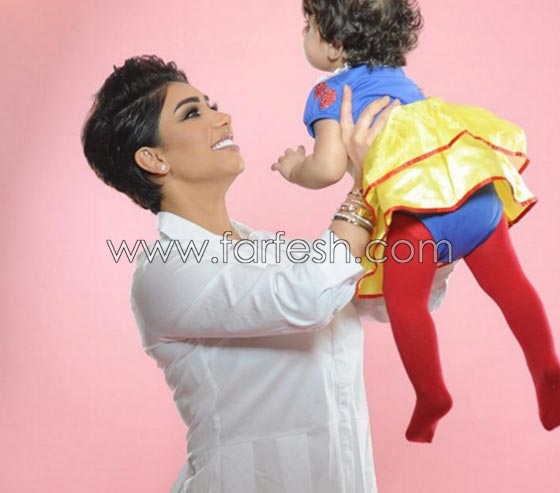 بمناسبة عيد الام: اجمل صور الفنانات العربيات مع أبنائهن وبناتهن صورة رقم 5