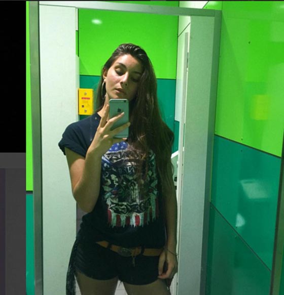 بالفيديو من استراليا.. شاهد كيف تحرشت مادونا بفتاة وكيف كشفت عن صدرها صورة رقم 15