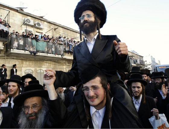 الحريديم.. الفرقة المعتزلة بين اليهود لغتهم الايدش ويتزوجون بنساء طالبان صورة رقم 6