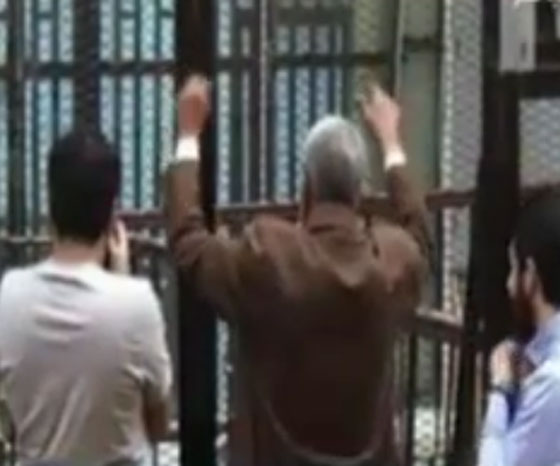 اعلامي مصري يبحث عن تفسير لشفرات يخاطب بها مرسي انصاره من السجن صورة رقم 1