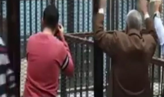 اعلامي مصري يبحث عن تفسير لشفرات يخاطب بها مرسي انصاره من السجن صورة رقم 2