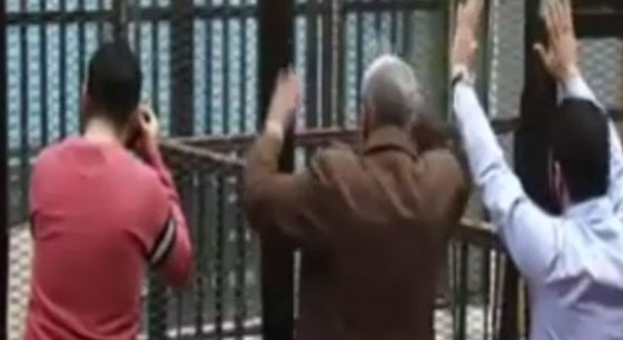 اعلامي مصري يبحث عن تفسير لشفرات يخاطب بها مرسي انصاره من السجن صورة رقم 3