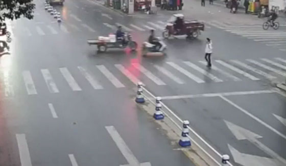 فيديو مؤلم.. سيارة تدهس فتاة وتعلق بين عجلاتها! صورة رقم 1