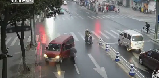 فيديو مؤلم.. سيارة تدهس فتاة وتعلق بين عجلاتها! صورة رقم 3