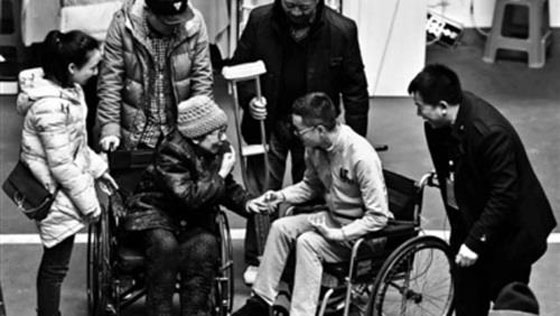  اب يستأجر شابا ينتحل شخصية ابنه المتوفى لكي لا يصدم الجدة صورة رقم 1