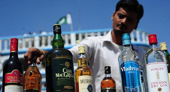 موت 17 هندوسيا بعد تناولهم الخمور الفاسدة في احتفال ديني صورة رقم 1