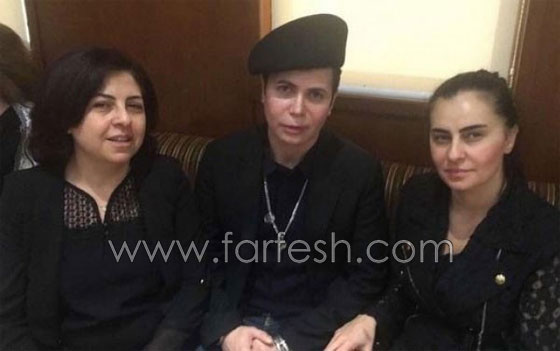  فيديو وصور جو رعد بقبعة نسائية غريبة في عزاء والد راغب علامة! صورة رقم 1