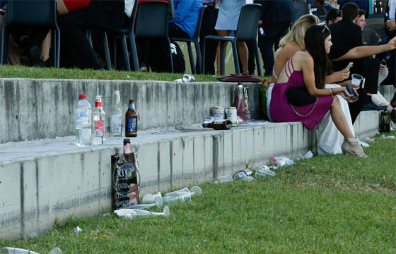 اغنى سباق خيول في العالم ساحة معركة ومشاجرات وخمور.. صور صورة رقم 13 اغنى سباق خيول في العالم ساحة معركة ومشاجرات وخمور.. صور صورة رقم 13